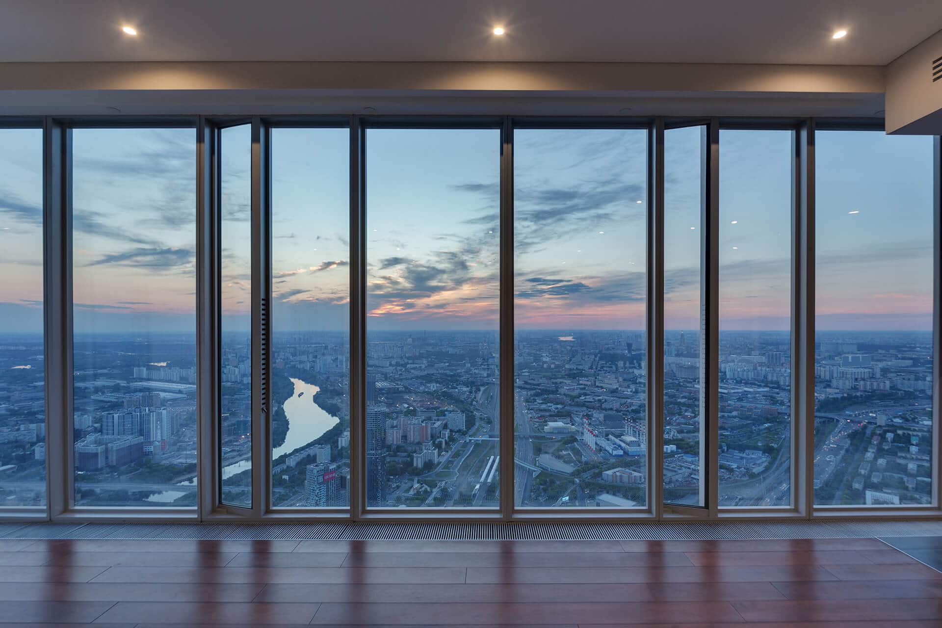 Панорамные окна с видом на город